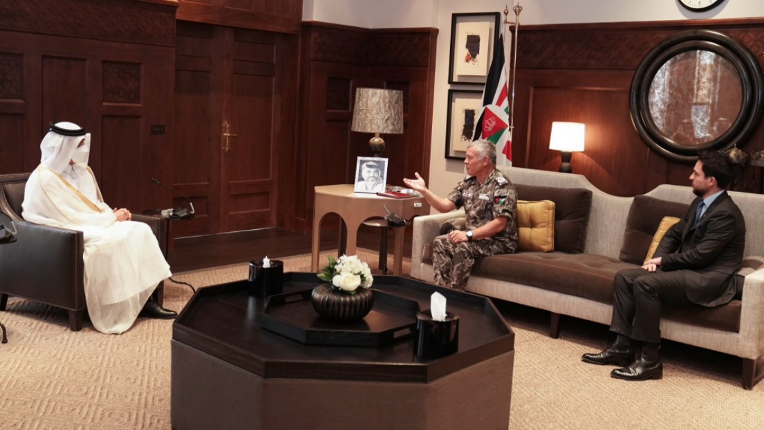 الملك يستقبل وزير خارجية قطر محمد