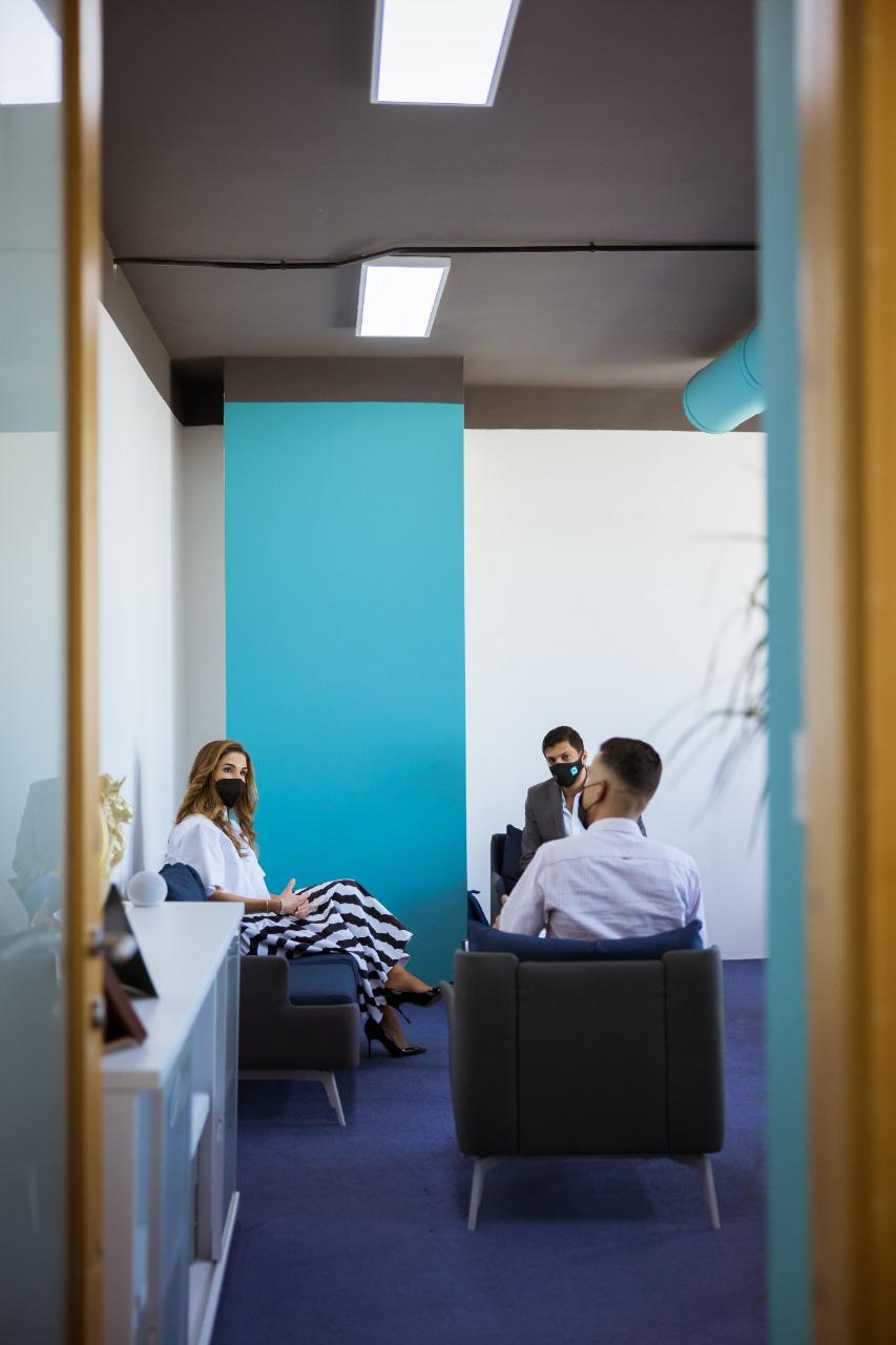 الملكة رانيا العبدالله تلتقي فريق عمل