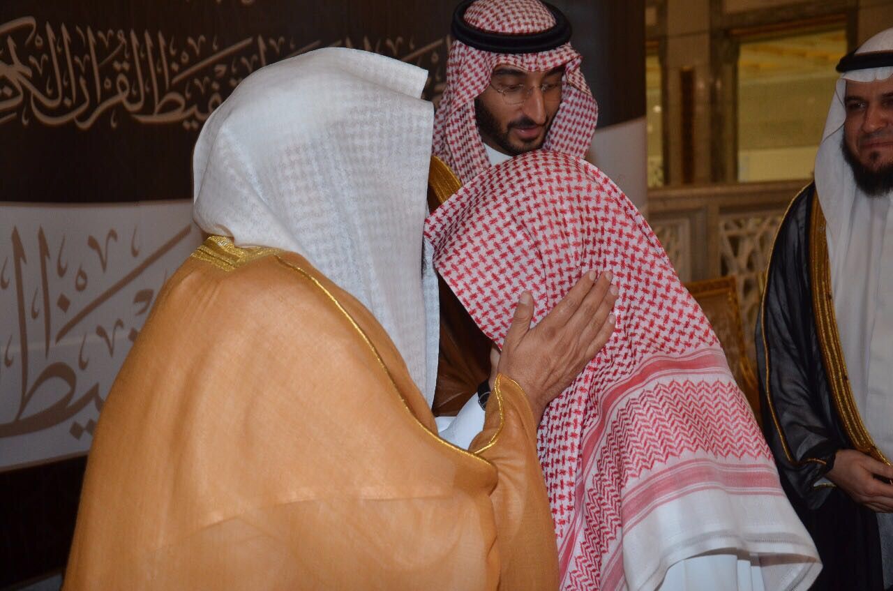 بالفيديو.. السديس مقبلا رأس الطالب عامر