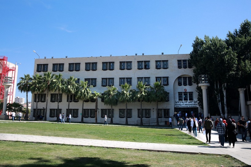 كلية العلوم الإدارية والمالية في جامعة