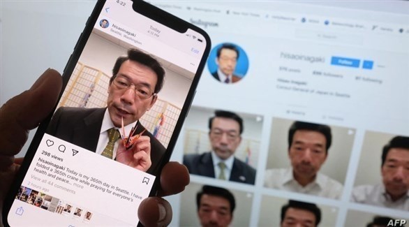 دبلوماسي ياباني يصنع يوميا طيورا ورقية