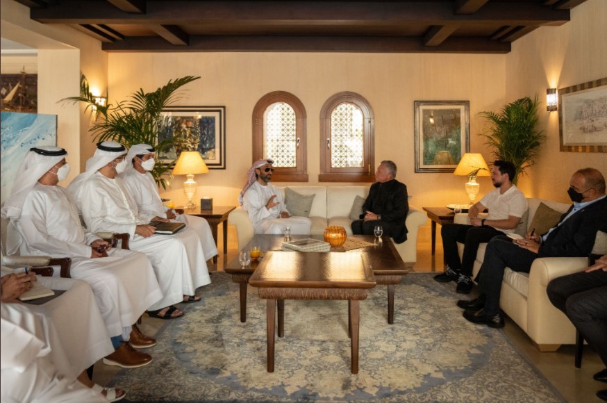 الملك يستقبل وفدا إماراتيا