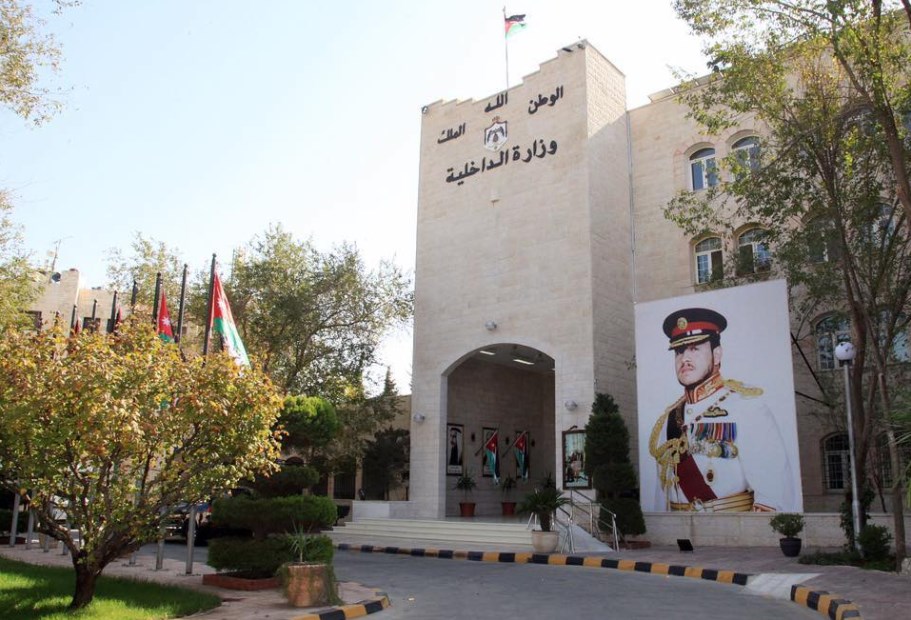 إحالة 6 محافظين في وزارة الداخلية