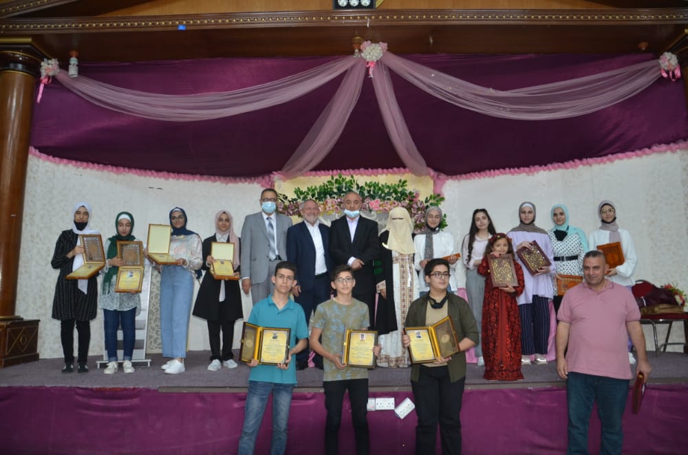 الدكتوره نور بني ياسين تكرم طلابها