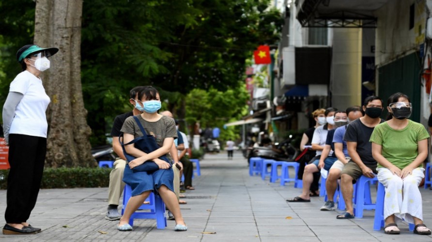 فيتنام ترسل الجيش لفرض تطبيق عزل