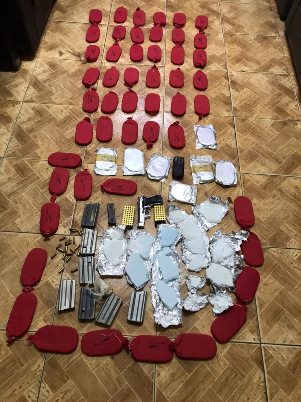 مداهمة 6 اشخاص داخل خيمة في