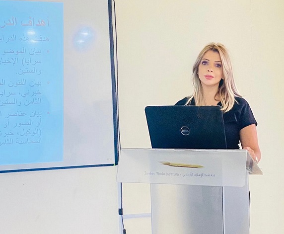 الاء الحمد الخلايلة تناقش بحثا متطلبا