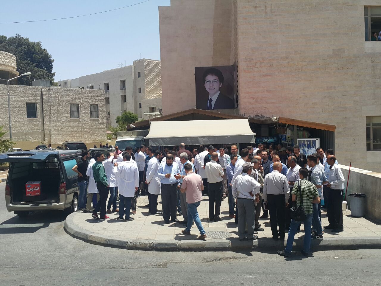 وقفة للأطباء رفضا للاعتداءات عليهم