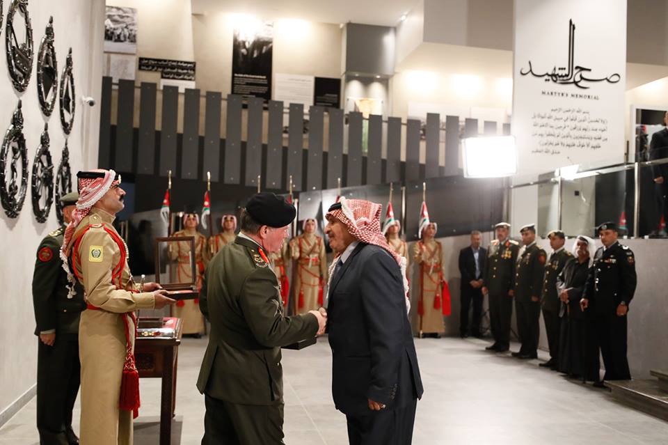 الملك ينعم بأوسمة رفيعة على ذوي