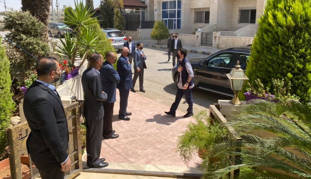 ولي العهد الامير الحسين يرافقه الامير