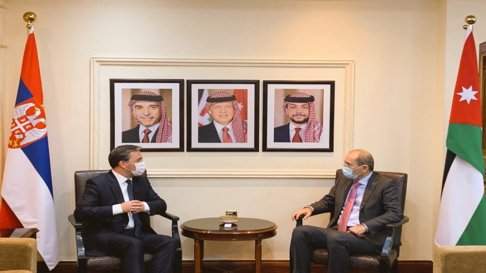 وزير الخارجية يبحث مع نظيره الصربي