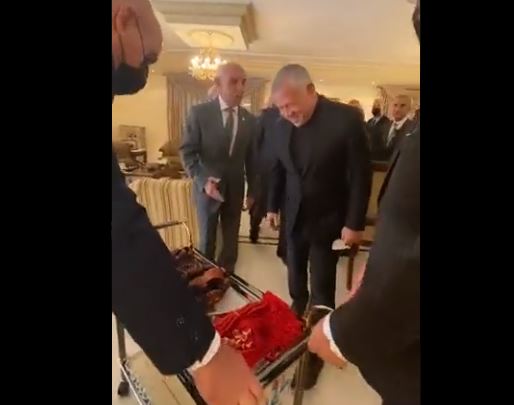 بالفيديو: هذا ما أهداه الباشا الملكاوي