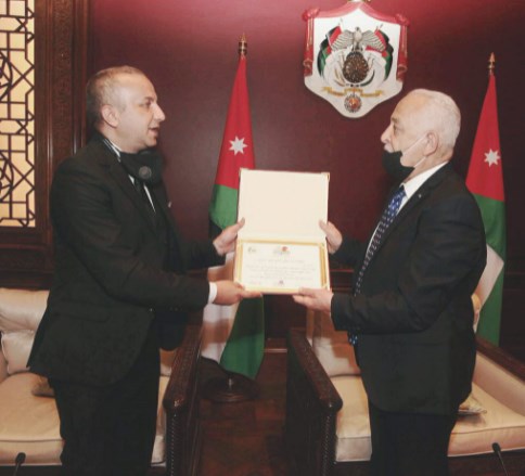 أبناء المملكة يسلّمون رئيس الديوان الملكي