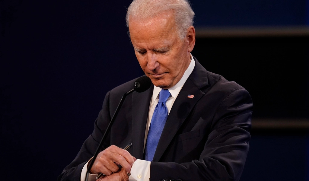 يضبط ساعته على الموعد الذي حددته