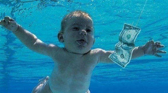 الطفل على غلاف ألبوم نيفيرمايند يقاضي