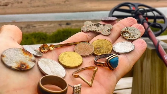 يسافر حول العالم بحثا عن الكنوز