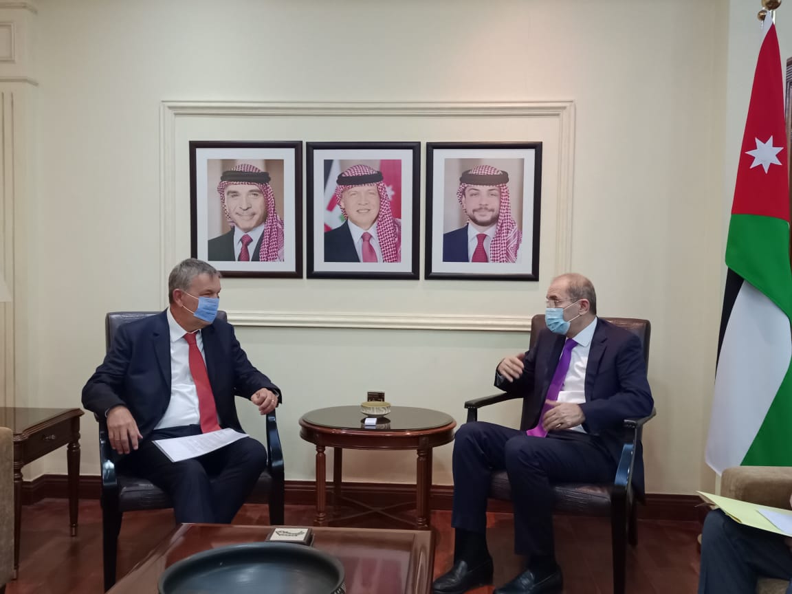 الصفدي يبحث ومفوض الأنروا تحضيرات عقد