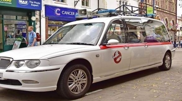 يشتريان سيارة جنازات بعد عجزهما عن