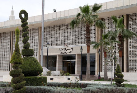 إصرار خدمات الاعيان على منح موظفي