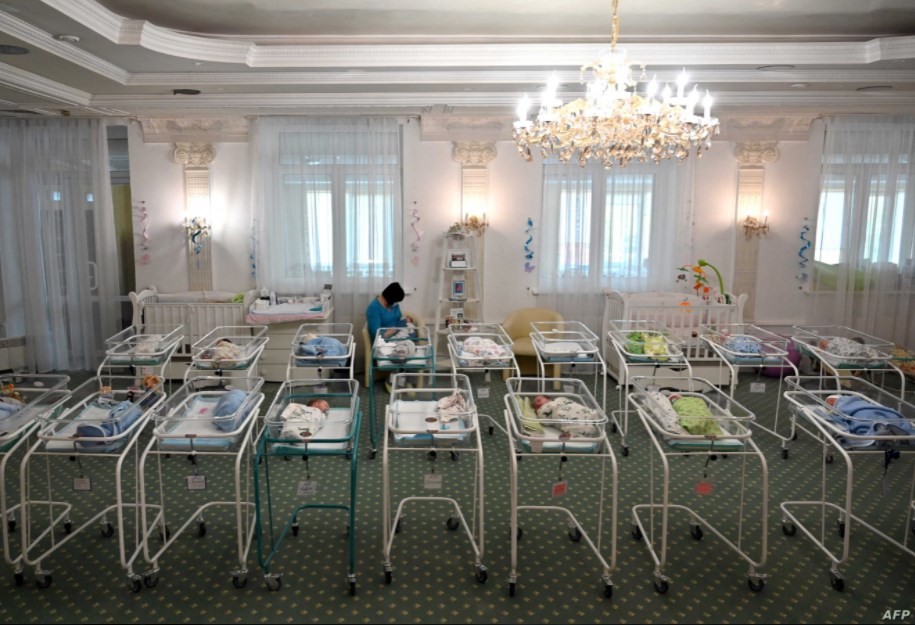 بمبلغ خيالي.. استبدلت خطأ بعد الولادة..