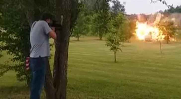 شاب متهور يطلق النار على ثلاجة