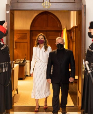 الملك والملكة رانيا يلتقيان الطلاب المتفوقين