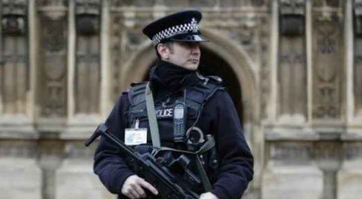 رجل يحمل سكينا يحتجز رهائن في