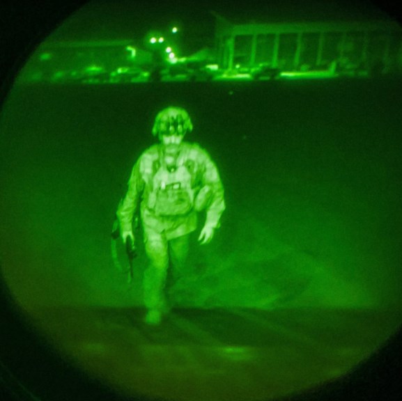 آخر جندي أمريكي يغادر أفغانستان.. من