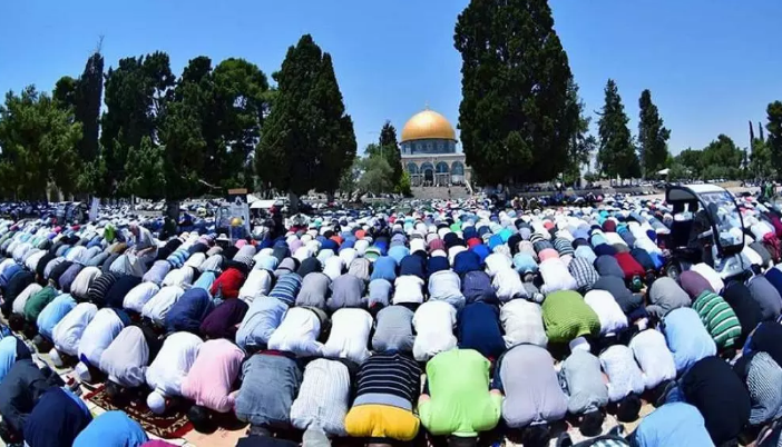 300 ألف مصل أدوا صلاة الجمعة