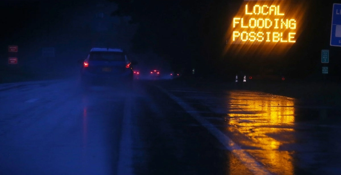 الدلافين والتماسيح تتجول بين المنازل.. مشاهد