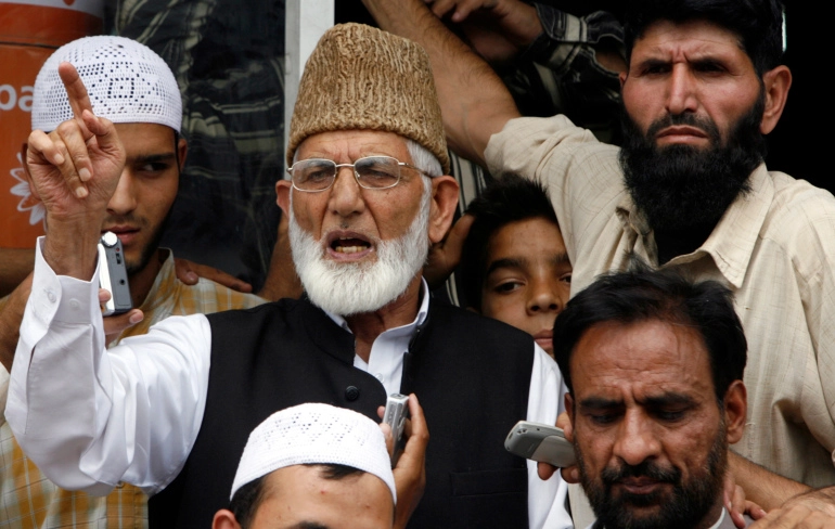 دفنوه فجرا ولاحقوه حتى في جنازته..