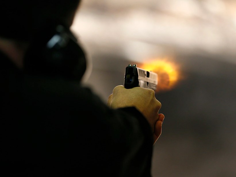 اصابة شخص باطلاق نار تجاه مركبته
