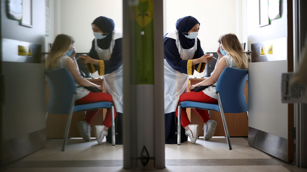 خبراء بريطانيون لا ينصحون بتطعيم الأطفال