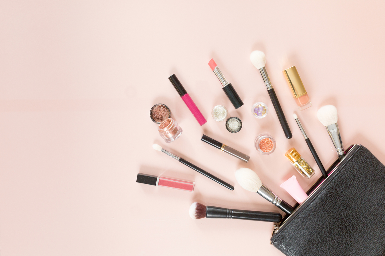 طرق لتنظيف منتجات التجميل المفضلة من