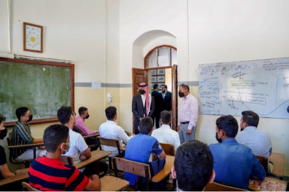 ولي العهد الامير الحسين في مدرسة