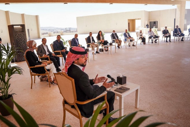 ولي العهد يلتقي عددا من أبناء