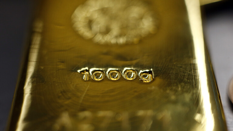 الذهب يتراجع ولكنه لا يزال قرب