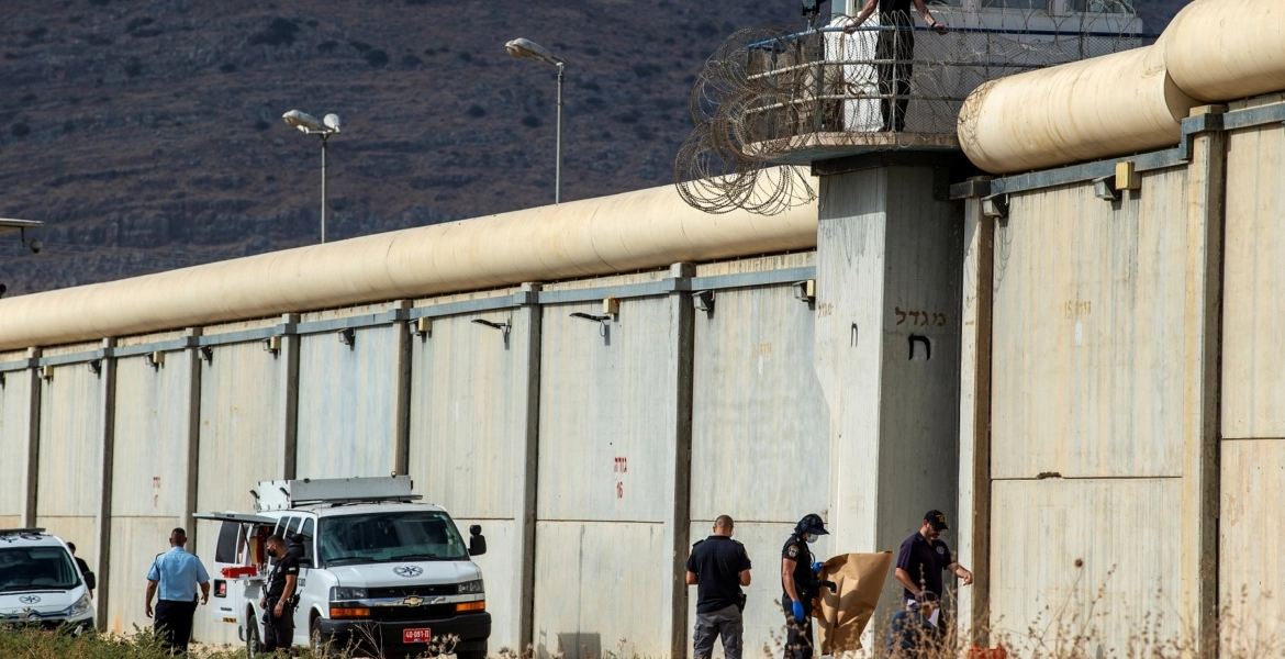 حارس غارق بالنوم، وتصميم على الإنترنت..