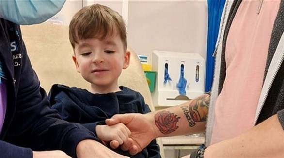 كلما عطس انكسرت عظامه