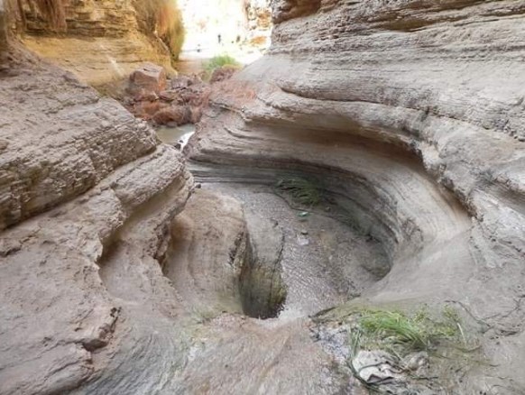 وادي عطّون.. غدق الشلالات ووهج الرمال