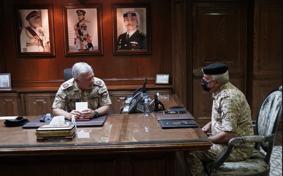 الملك يزور القيادة العامة للقوات المسلحة