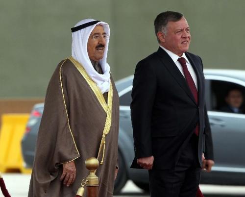 الملك وأمير الكويت يبحثان المستجدات في