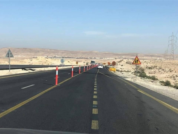 تدهور مركبة تريلا شحن على الطريق