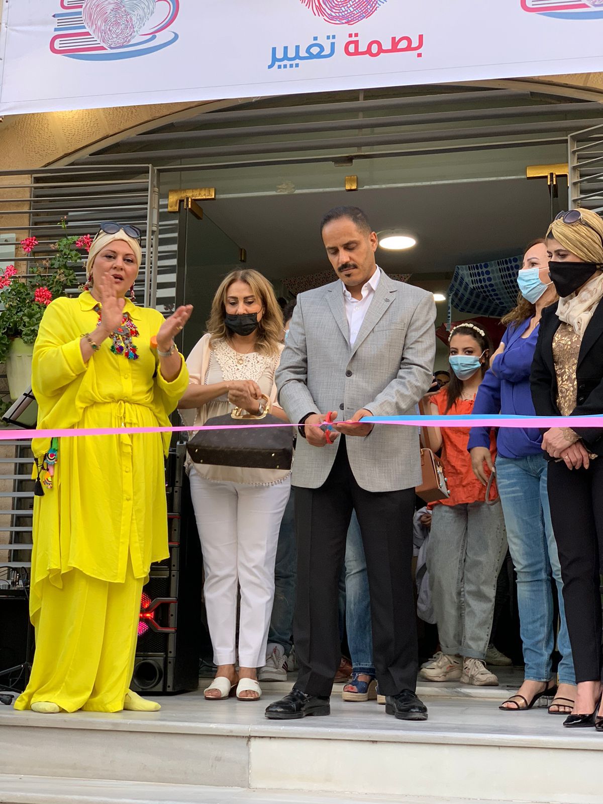 اللوزي يفتتح بازار سيدات منتجات في