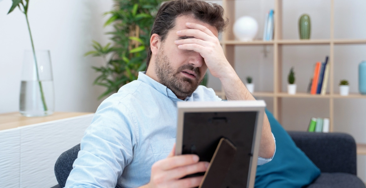 نسي زوجته وابنته واعتقد أنه مخطوف..