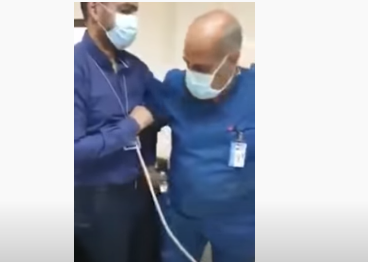 فيديو لطبيب مصري يطالب ممرضا بالاعتذار