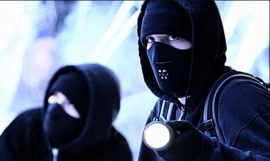 ضبط شخصين سلبا مبلغا ماليا تحت