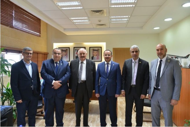 وفد من جامعة الزرقاء يزور الجامعة