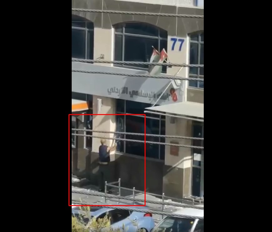شخص يحطم واجهة فرع البنك الإسلامي