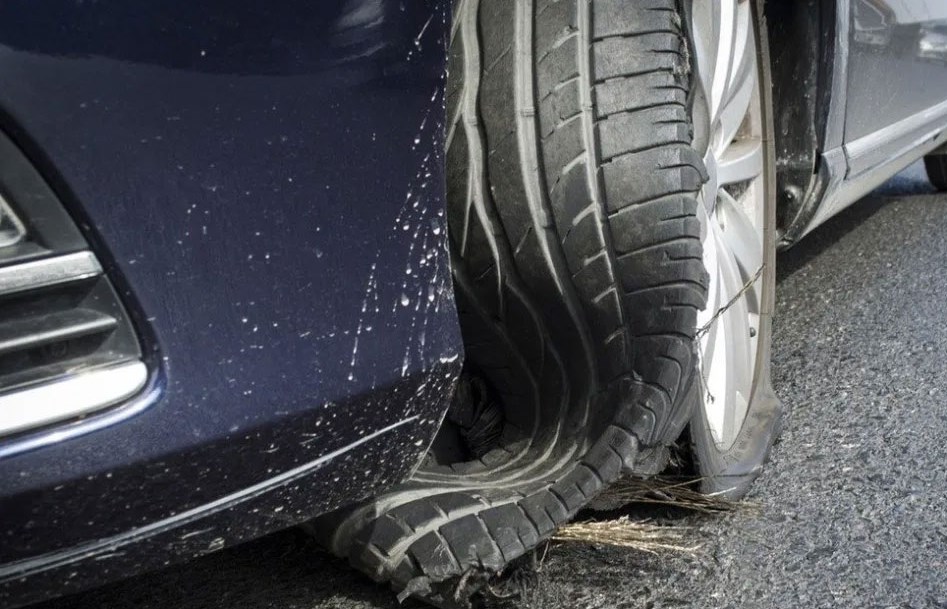 كيف تتصرف إذا انفجر أحد الإطارات؟